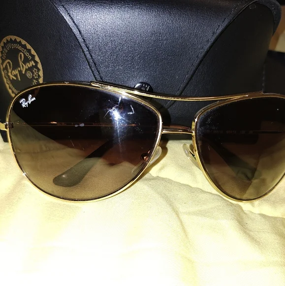 Ray-Ban Gold Aviator Sunglasses - Picture 3 of 4